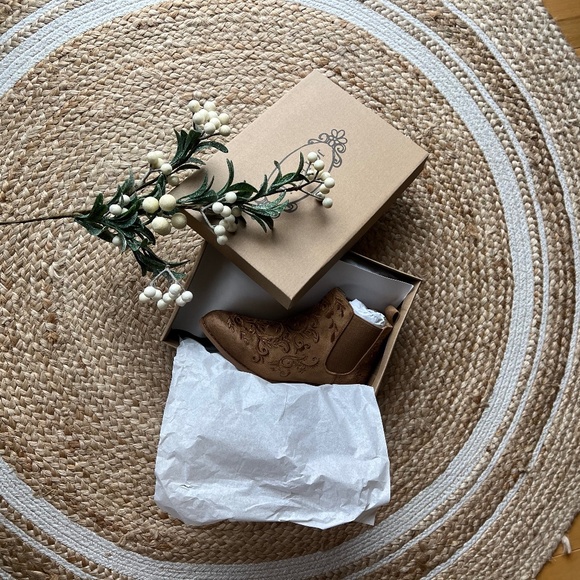 NIB Chelsey Boot in Nutmeg Y4 - Picture 14 of 16